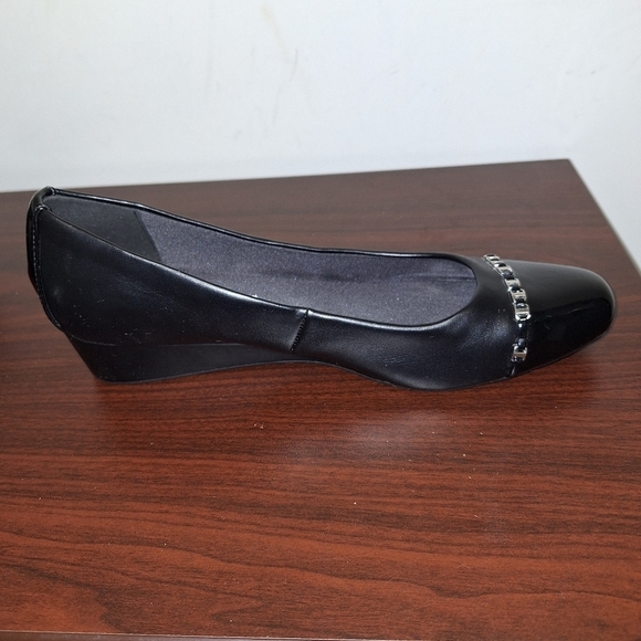 Anne Klein Mariza black flats with silver chain accents in a ladies size 10M.EUC - Picture 2 of 11